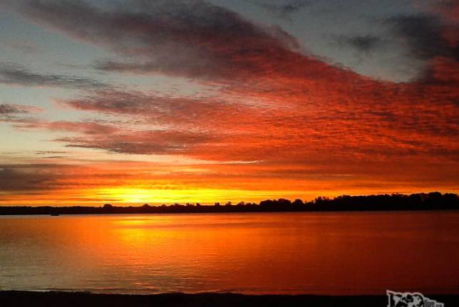Um fantástico entardecer nas águas do rio Uruguay, em Paysandú, no Uruguai